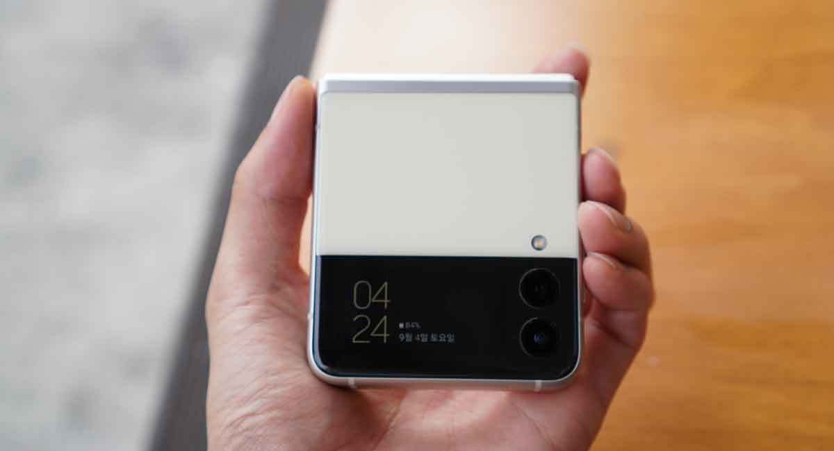 Shipments of foldable organic light-emitting diode (OLED) displays are forecast to reach 124.6 million units by 2032, accounting for 8.6%