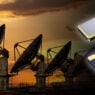 Monolithic crystal filters optimised for LEO satellite broadband networks